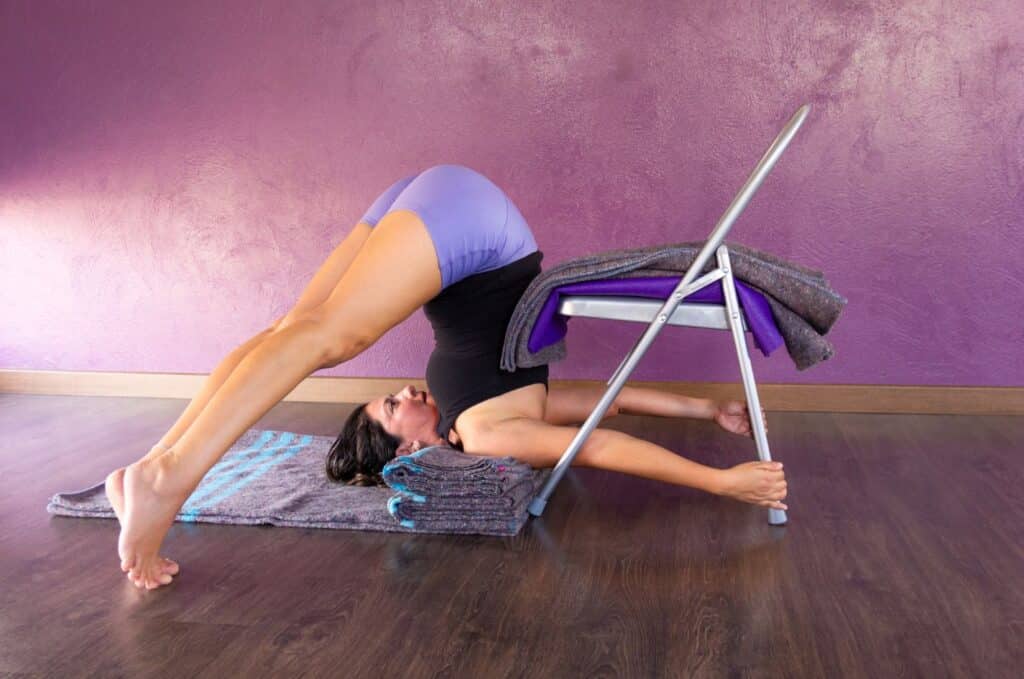 La pratique du yoga iyengar avec une chaise